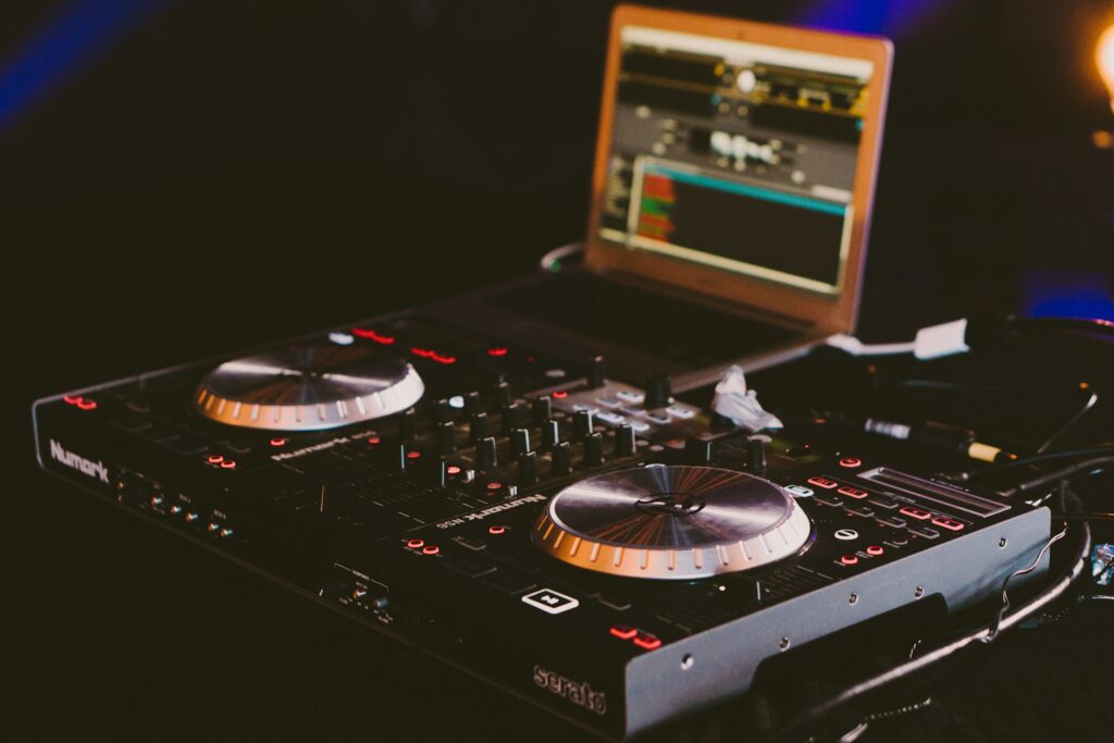 Lej festmusik lej en DJ udlejning af musik